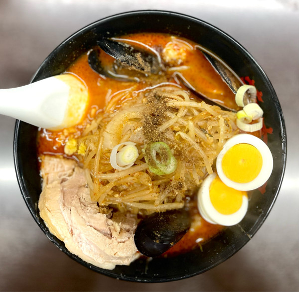 「【限定】ムール貝味噌卵麺、チャーシュー、半ライス」@元祖旨辛系タンメン 荒木屋の写真