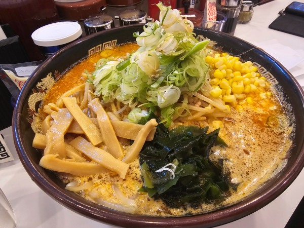 「でっかいどう(辛味噌)・もやし・ネギ・コーン ￥1,220」@北海道らーめんみそ熊 東陽町店の写真