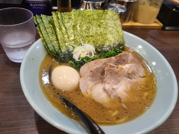 「ラーメン+特製？」@横浜家系らーめん侍 渋谷本店の写真