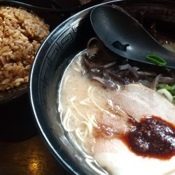 豚骨らーめん　半焼き飯　竜の赤い目玉　激辛高菜　替玉3玉