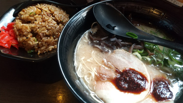 「豚骨らーめん　半焼き飯　竜の赤い目玉　激辛高菜　替玉3玉」@元祖博多中洲屋台ラーメン 一竜 西新宿店の写真