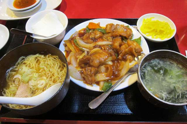 「酢豚の定食　850円＋半ラーメン　200円」@花彫酒家の写真