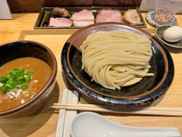 「つけ麺濃厚豚骨魚介　中1500円+特製全部のせ（味玉ver）11」@中華蕎麦 とみ田の写真