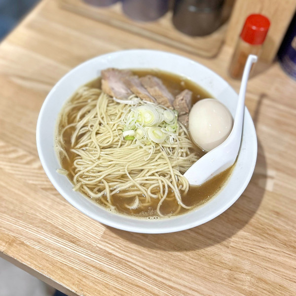 「肉そば（焼豚4枚）＋味玉」@自家製麺 伊藤 神田店の写真