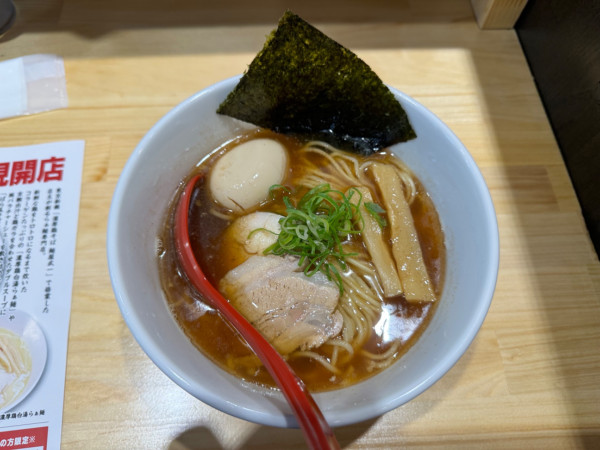 「京鰹中華そば 880円＋チラシ持参無料味玉」@らぁ麺 ちり葉の写真