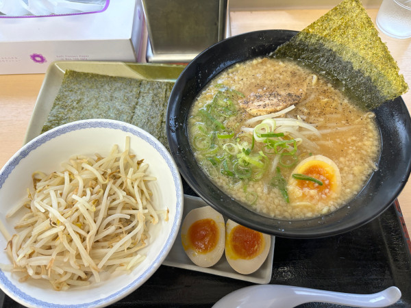 「にんたま醤油ラーメン＋トッピング各種」@にんたまラーメン ゆにろーず 大洗店の写真
