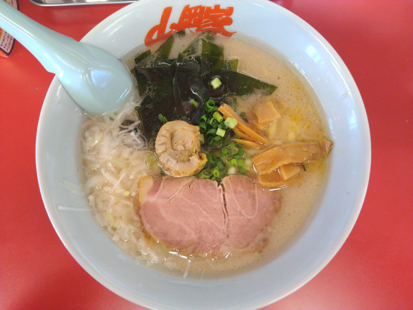 「ホタテ塩とんこつラーメン（硬め、多め）」@山岡家 前橋野中店の写真
