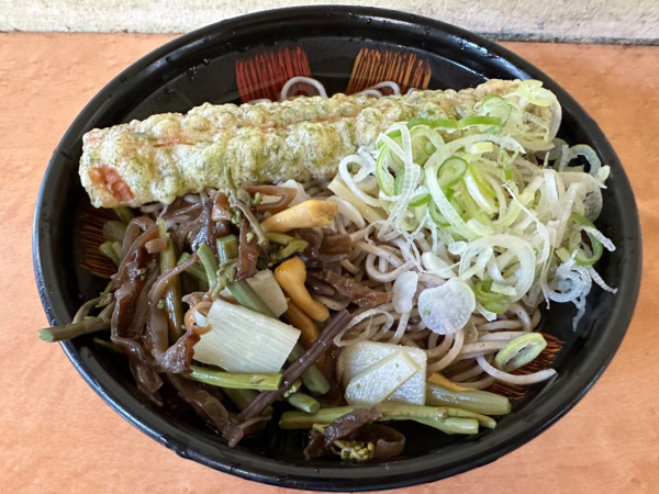 「冷し山菜ちくわそば（並盛）480円」@そば・うどん 八起家 西口店の写真