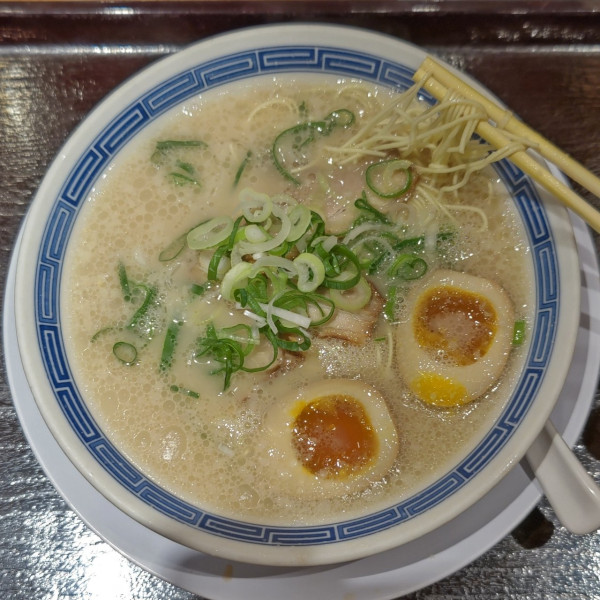 「煮玉子豚骨ラーメン(990円)」@名島亭 博多デイトス店の写真