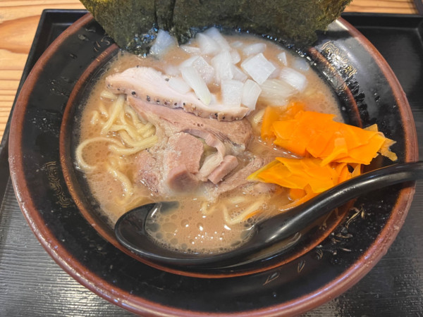 「家系豚骨ラーメン(並)980円＋玉ねぎ100円」@門の写真