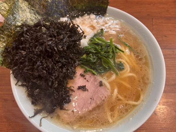 「らーめん(並)820円＋岩海苔140円＋玉ねぎ50円」@横濱家系ラーメン 元喜家 富山店の写真