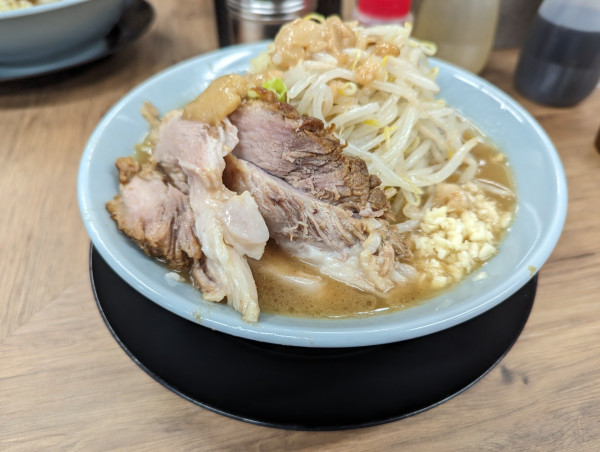 「ラーメン小　(ヤサイちょいマシ ニンニク少なめ)」@俺の生きる道 入谷店の写真