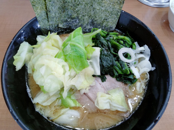 「キャベツ豚骨醤油ラーメン（細麺）＋ほうれん草」@綾瀬らーめん 粋の写真