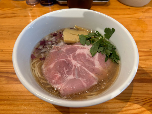 「貝と牛の中華そば(醤油)」@貝そばもぉむの写真