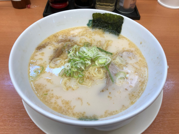 「とんこつラーメン」@熱烈中華食堂 日高屋 池袋北口駅前店の写真