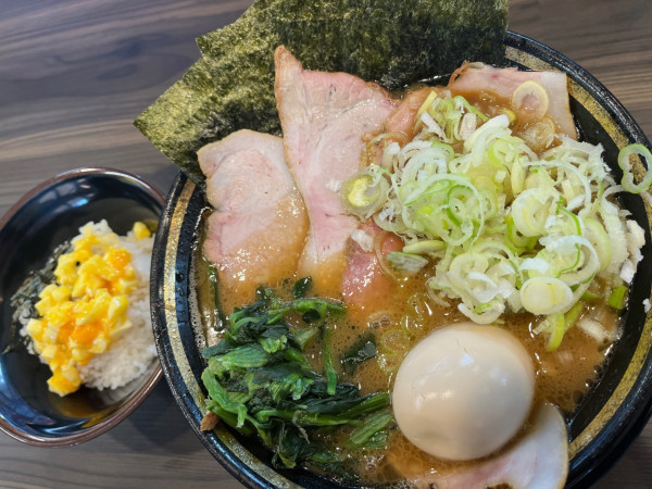 「チャーシューメン（3枚）＋半たまごまぶし＋味玉」@家系ラーメン がくの写真