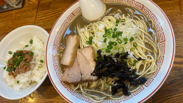 「濃厚煮干そば＋鶏そぼろごはん」@煮干中華そば専門 煮干丸の写真