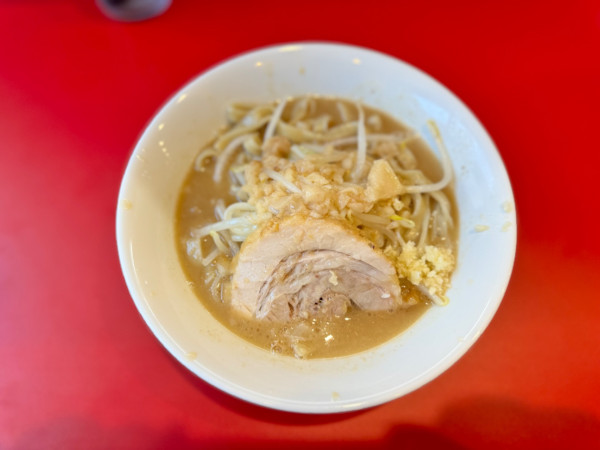 「ラーメンミニ150gヤサイ.ニンニク少なめアブラ900円」@ラーメン つづき 町田店の写真