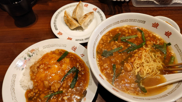 「スタミナラーメン　半スタ　餃子3個　1000円」@娘娘 浦和仲町店の写真