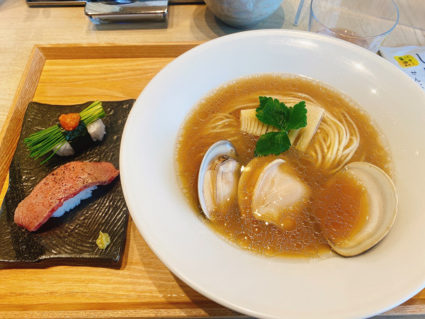 「【限定】桑名はまぐり中華蕎麦＆黒毛和牛炙り握り､芽ねぎ握り」@宍道湖しじみ中華蕎麦 琥珀 東京本店の写真