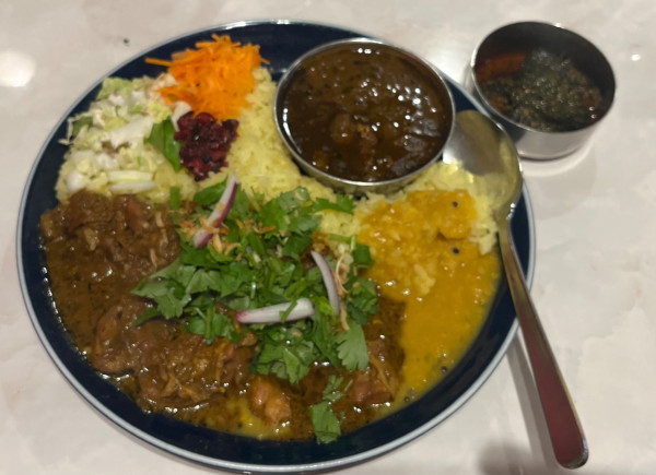「2種カリ〜、パクチー、ごはん大盛、茄子アチャール」@Curry & Spice Bar 咖喱人の写真