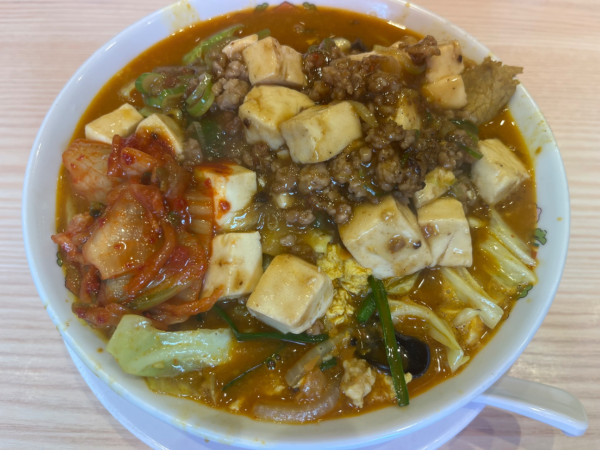 「豚辛ラーメン カレー醤味、麻婆豆腐ジャスト、ちょこっとキムチ」@餃子の王将 東川口戸塚店の写真