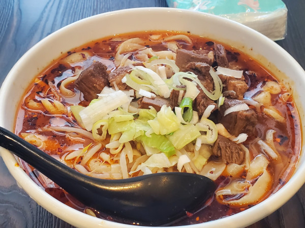 「牛バラ刀削麺」@海月飯店の写真