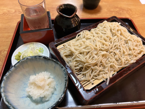 「もぐら蕎麦(辛味大根)990円+流輝(純米吟醸 無濾過生)」@蕎麦処 高やの写真