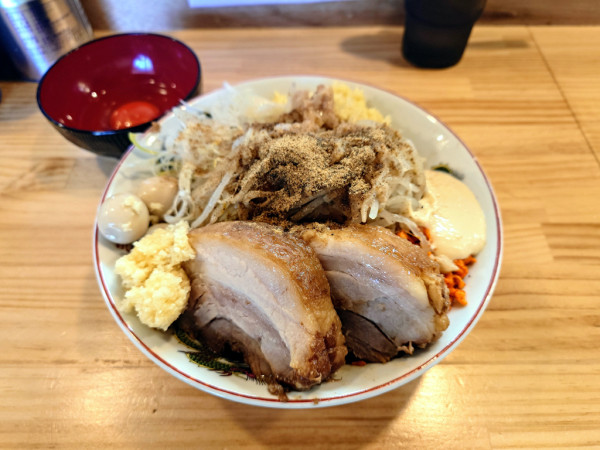 「まぜそば(ミニ)+豚マシ+しょうが+生たまご」@鷹の目 西巣鴨店の写真