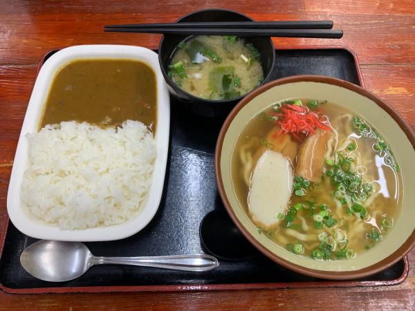 「ミニ沖縄そば370+ミニカレー390=760円」@どん亭 牧志店の写真