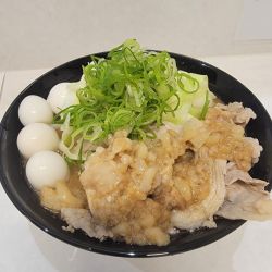 醤油ラーメン　うずら５個　ニンニクアブラ　生卵
