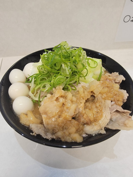 「醤油ラーメン　うずら５個　ニンニクアブラ　生卵」@ファットン 金沢八景店の写真