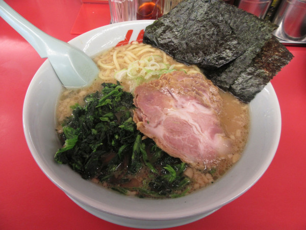「醤油ラーメン（サービス券無料）背脂変更＋チャーシュー＋れん草」@ラーメン山岡家 阿見店の写真