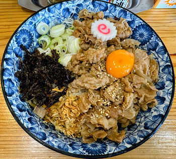 「【期間延長】焼肉まぜそば （追い飯付き）950円」@中華ソバ ハマダヤ 50号バイパス店の写真