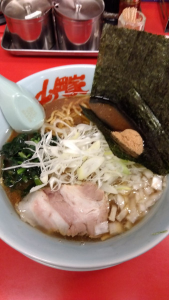「和節とんこつ醤油ラーメン+クーポン海苔5枚」@ラーメン山岡家 千葉鎌ヶ谷店の写真
