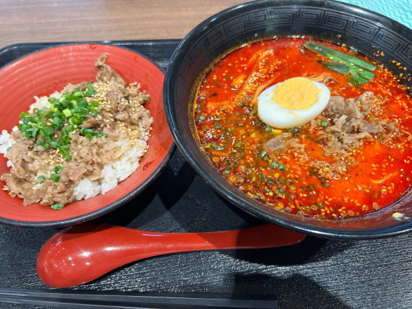 「トラジラーメン赤、ミニ焼肉丼セット1480円」@焼肉トラジ 守谷SA下り店の写真