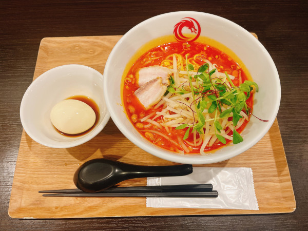 「汁有り担々麺 3辛+半熟卵」@担々麺 威風堂々の写真