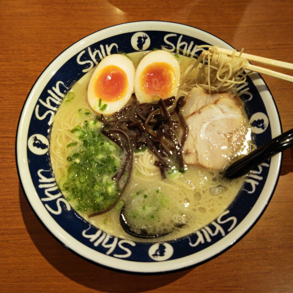 「煮玉子入りらーめん(970円)、明太半やきめし(470円)」@博多ラーメン ShinShin 博多デイトス店の写真