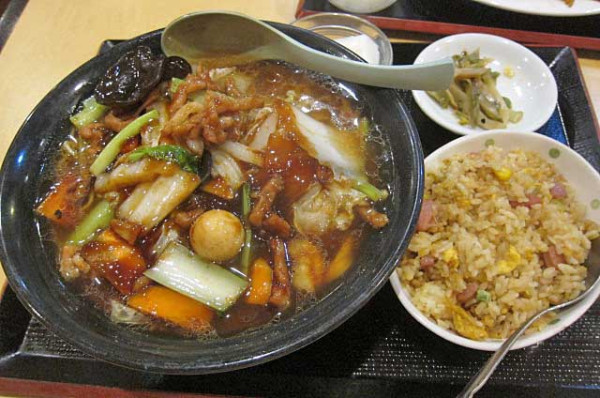 「五目湯麺の定食半チャーハンあり　850円」@花彫酒家の写真