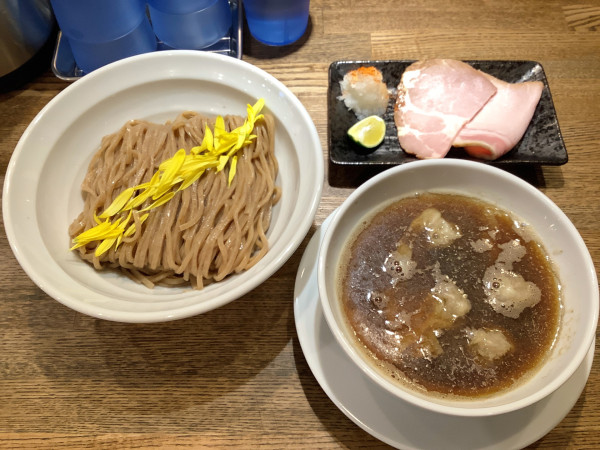 「【限定】烏賊煮干し醤油つけそば + ワンタン」@中華そば 麺壁九年 本店の写真