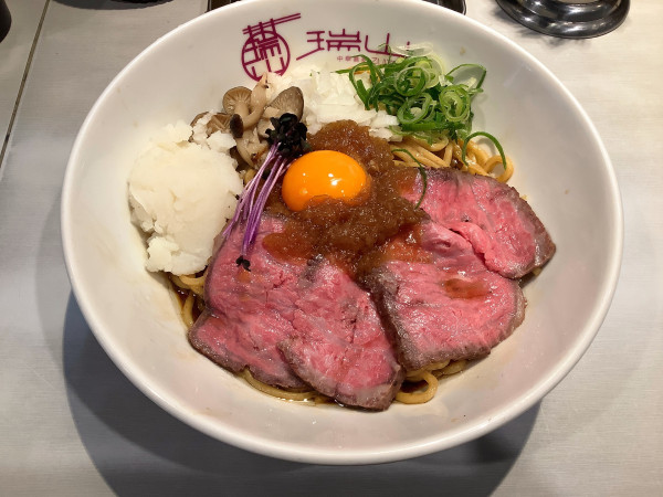 「【限定】黒毛和牛ローストビーフまぜそば」@中華蕎麦 瑞山（ZUIZAN）の写真