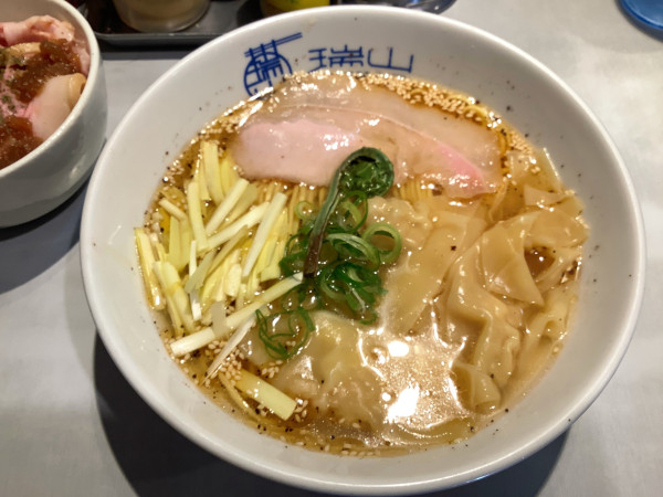 「【限定】黄ニラと海老ワンタン香油しおらーめん」@中華蕎麦 瑞山（ZUIZAN）の写真