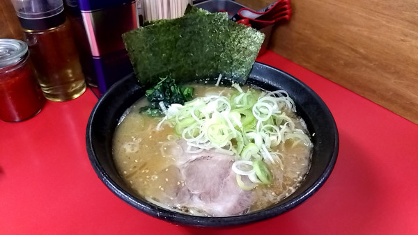 「らーめん（７７０円）＋輪ネギ（８０円）」@横浜家系  一二三家の写真