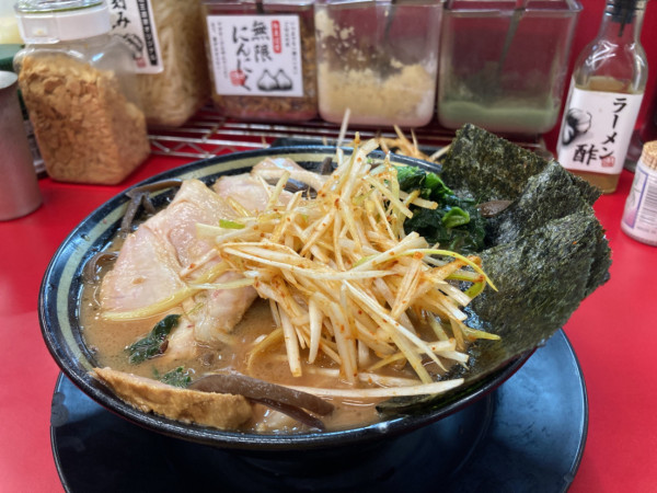「ネギラーメン赤＋キクラゲ＋バラチャーシュー」@IEKEI_TOKYO 王道家直系の写真