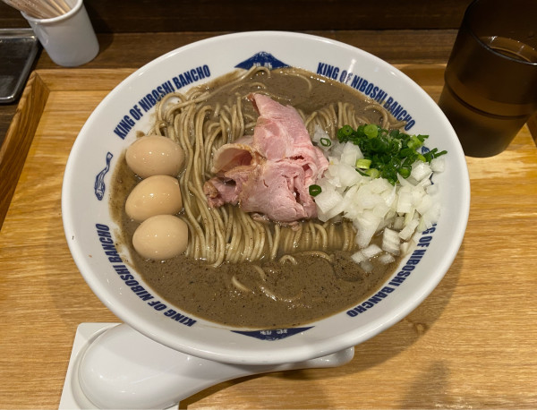 「濃厚焙煎鬼煮干蕎麦1100円+うずら味玉100円」@NIBOSHIMANIAの写真