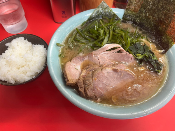 「チャーシューメン中くきワカメ　小ライス」@横浜家系ラーメン 心家の写真