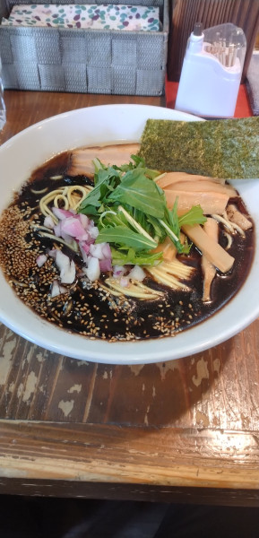 「鶏白醤油そば(黒)」@麺屋たつみ 喜心 狭山店の写真