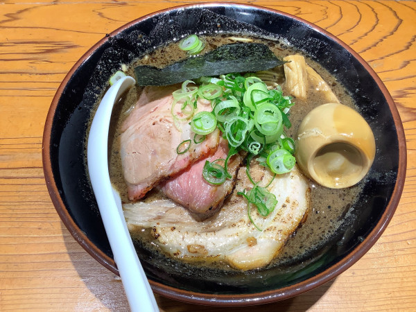 「【限定】濃厚チャーシュー中華蕎麦+ブラック変更+味玉」@中華蕎麦 ひら井の写真