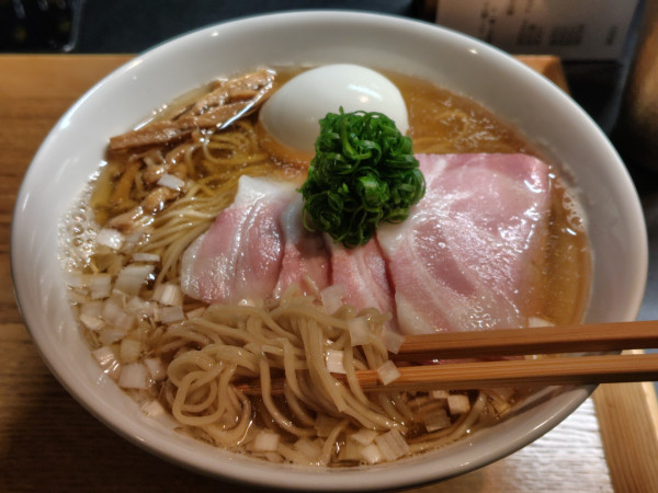 「特製塩らぁ麺(大盛)·魚貝炙りおにぎり」@のど黒らぁ麺 永屋の写真