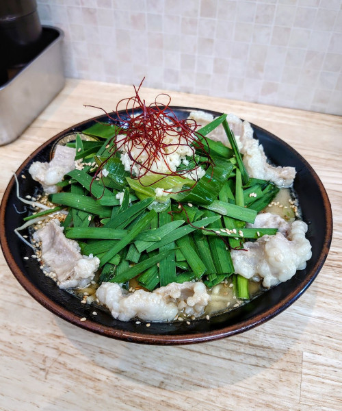 「和牛モツニラそば」@中華蕎麦 丸め 東久留米店の写真